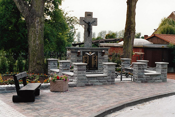 Ehrenmal nach der Erneuerung 1989