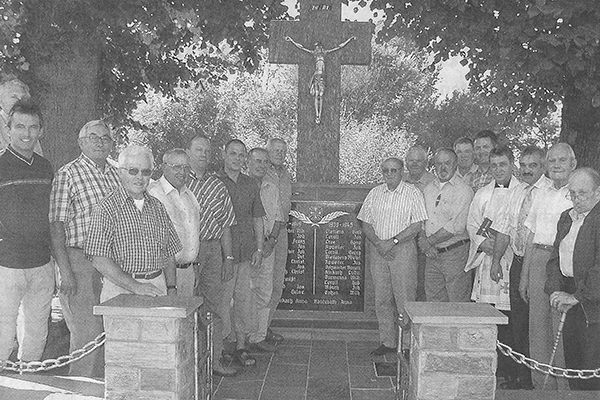 Einweihung des Dorfkreuzes am 20. 09. 2003